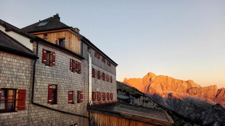 Der Sonnenaufgang am Hochkalter von der Terrasse des Watzmannhaus aus beobachtet