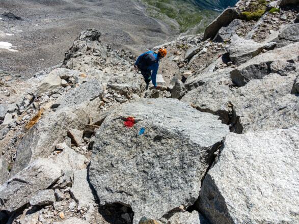 Gut markiert, aber anspruchsvoll geht es in der Südwestwand nach unten.