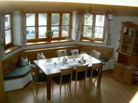 Herrliches helles freundliches Wohnzimmer mit großer Sitzmöglichkeit