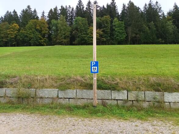 Kleiner Wanderparkplatz Hinterhelmhof