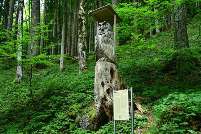 Geschnitzte Sagenfiguren begleiten uns zur Ewigen Wand