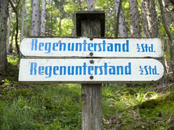 Wohin wenn es regnet? Schilder beim langen Rückweg.