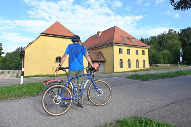 Radler vor der Furthmühle Egenhofen