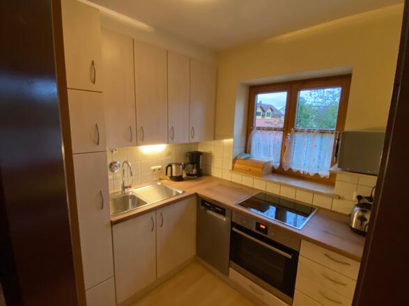 Neue Küche mit Spüle Spülmaschine Gefrierschrank Kühlschrank Herd Ceranfeld Mikro usw