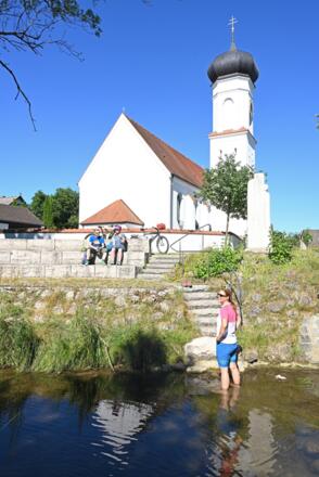 Rast in Nassenhausen mit Wassertreten im Fluss Maisach