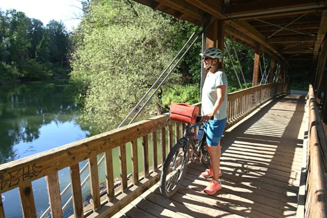 Radlerin auf Amperbrücke in Grafrath