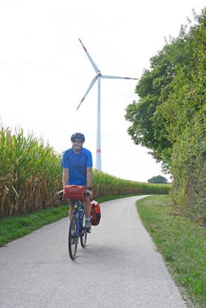 Radler mit Windrad Mammendorf