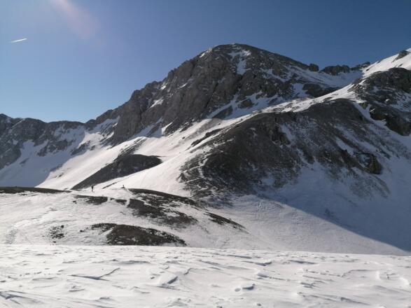 leichter Höhenverlust in einen Sattel zum Wegweiser, und über den Gipfelhang zum Skidepot
