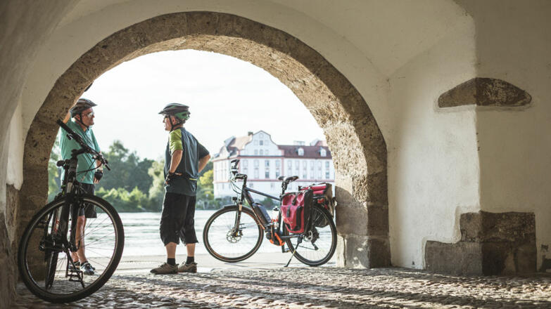 Radpause-in-Sch%c3%a4rding-mit-Blick-auf-den-Inn_Ober%c3%b6sterreichTourismusGmbH_MoritzAblinger_NEU