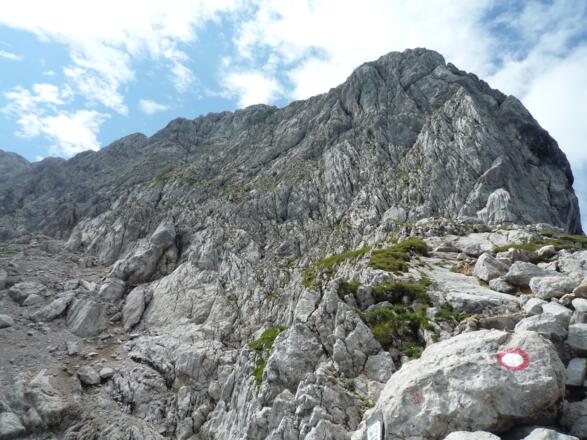 Felsiger Aufstieg vom Purtschellerhaus zum Hohen Göll - aber gut markiert.