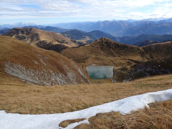 Rückblick zum Hochkasern, im Mittelgrund der Hundsteinsee