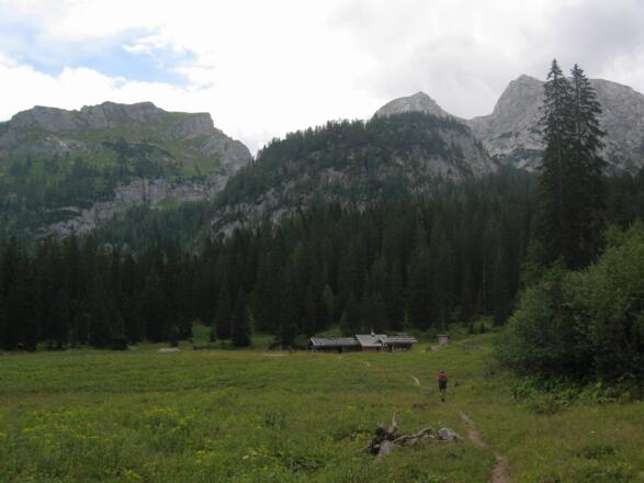 Die letzten Meter zur Wasseralm verlaufen flach über die freie Almfläche.