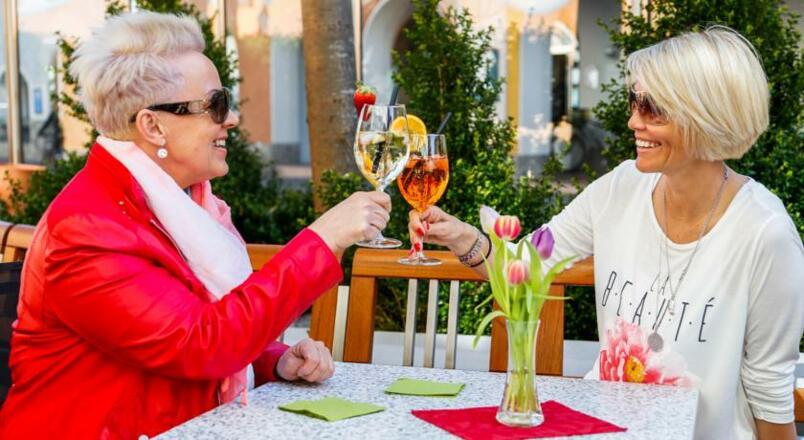 gemütlich zusammensitzen