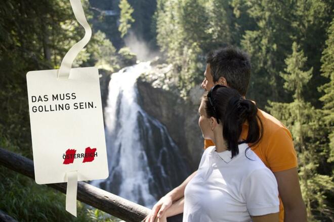 Paar am Wasserfall