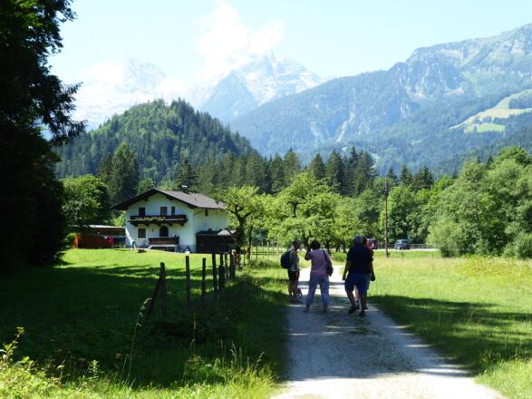Die letzten Meter zur Bushaltestelle in Reith mit Blick auf die Loferer Steinberge.