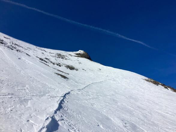 Der steile und teils vereiste Schlussanstieg zum Skidepot am Zwingkopf