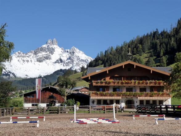 Der Hammerhof mit der markanten Bischofsmütze im Hintergrund.