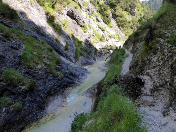Der Klammweg wechselt die Grabenseite.