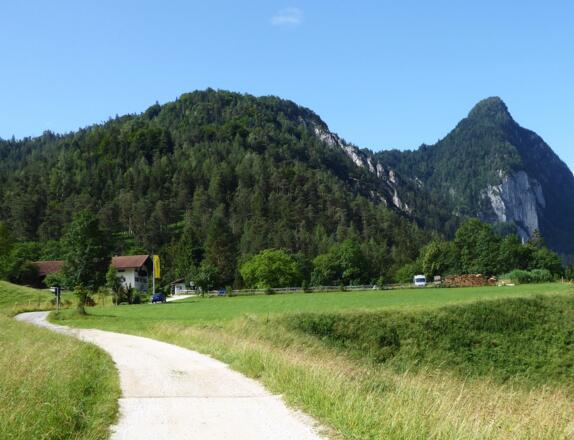 Bei der Haidermühle zweigt der Weg in die Aschauerklamm nach links ab.