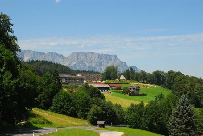St. Josef mit Untersberg im Hintergrund
