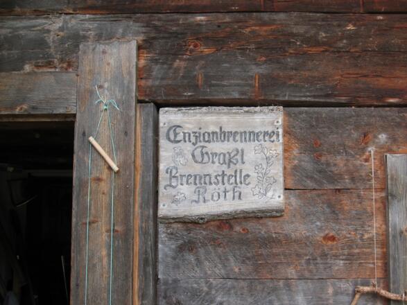 Brennstelle der Berchtesgadener Schnapsbrennerei Grassl in der Röth. Die Brennhütte ist direkt an die Wasseralm angebaut.