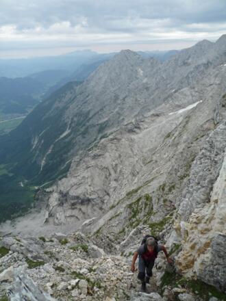 Aufstieg über den breiten Schuttrücken zum Gipfel des Hohen Göll.