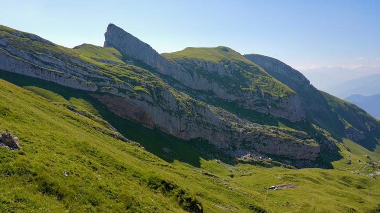 Sagzahn mit Sonnwendjoch am Horizont