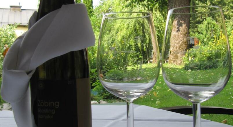 sonniger, ruhiger Gastgarten