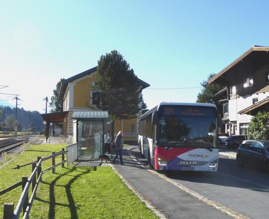 Am Bahnhof Eben beginnt die kurze, viertelstündige Anfahrt mit dem Bus 521 nach Filzmoos.