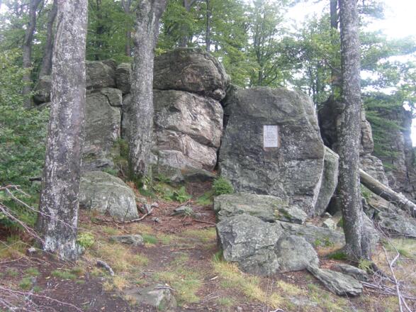 Bei den Felsen beim Hirschenstein bietet sich eine Rast auf der Hälfte unserer Wanderung an.