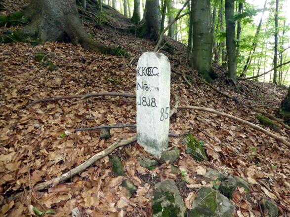 Der Grenzstein auf der Köppelschneid erinnert an den Staatsvertrag, der den Grenzverlauf zwischen Bayern und Österreich zum Inhalt hatte.