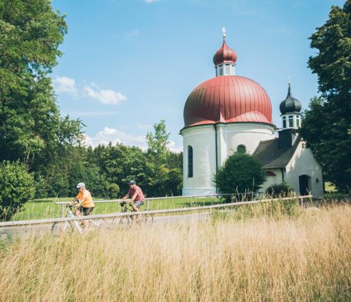 Radler an der Heuwinklkapelle Iffeldorf