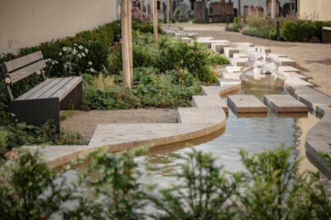 Ort der Ruhe und Besinnung bei der alten Pfarrkiche in Saal a.d. Donau