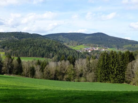 Blick im Anstieg nach Rannersdorf nach Schönau hinüber