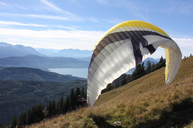 Gleitschirmflieger am Gipfelrücken.