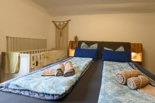 Doppelzimmer mit Gitterbett