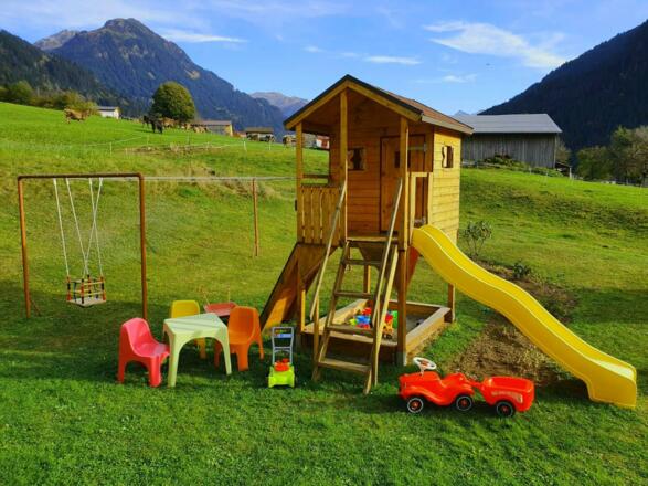 Gartenspielhaus inkl. Rutsche, Sandkasten usw.