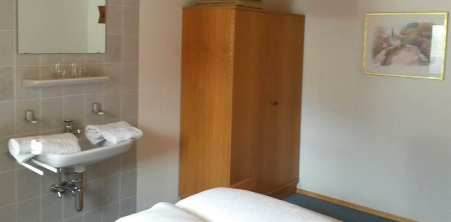 Zimmer 2 mit extra Waschbecken