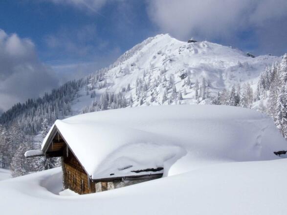 Hinter der Königsbergalm erhebt sich der Jennergipfel.