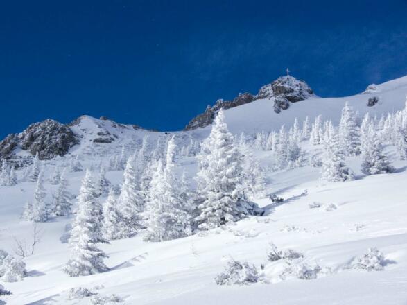Der tiefe Neuschnee verzaubert die Berge.
