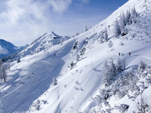 ... an einigen Stellen ist der Schnee schon abgerutscht ...