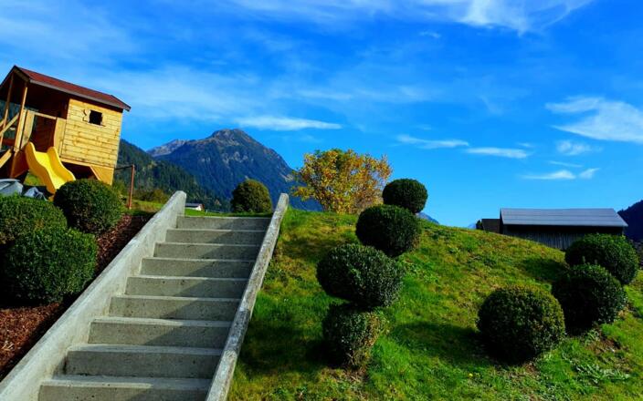 Blick in den Garten mit Spielhaus