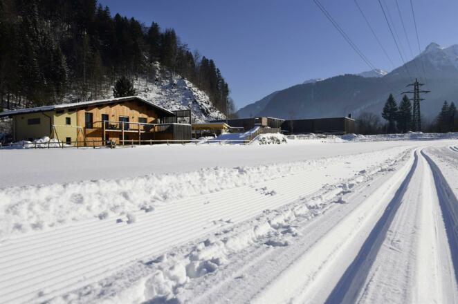 Langlaufloipe vor dem Ferienhaus
