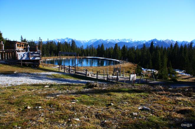 von Filzmoos führt ein Skilift auf die Anhöhe / Speicherteich, mit Blick in die Niederen Tauern