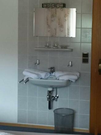 Zimmer 1 mit extra Waschbecken