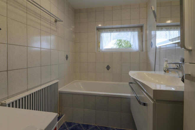 Bad mit Badewanne