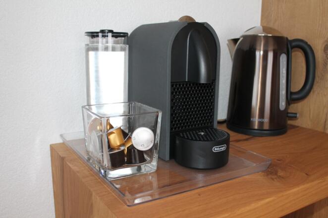 Nespresso Kaffeemaschine und Wasserkocher