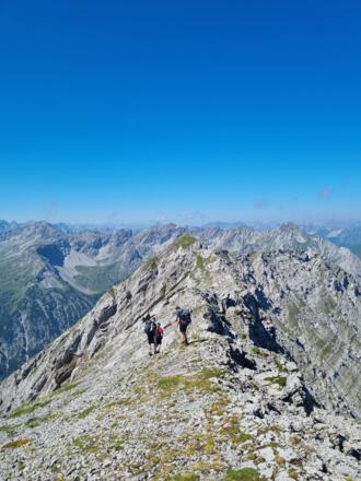Ausblick über Gartner Wand Westgipfel auf den Weiterweg - am linken Bildrand die Lorea Hütte, in der Mitte der Pfeiler über den der Weg auf das östliche Kreuzjoch ansteigt