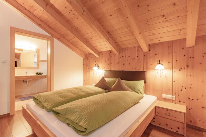 Doppelzimmer mit angrenzendem Badezimmer