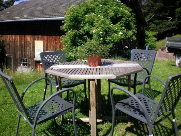 Gemütlich im Garten sitzen